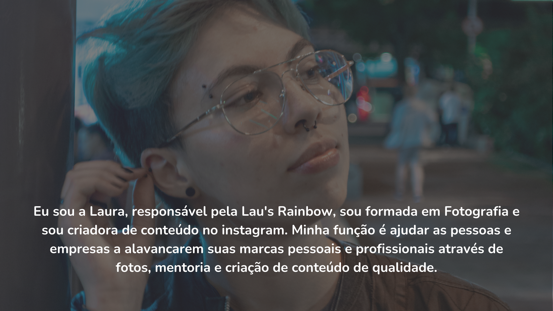 Laura, responsável pela Lau's Rainbow, uma menina de pele branca de cabelos curtos.