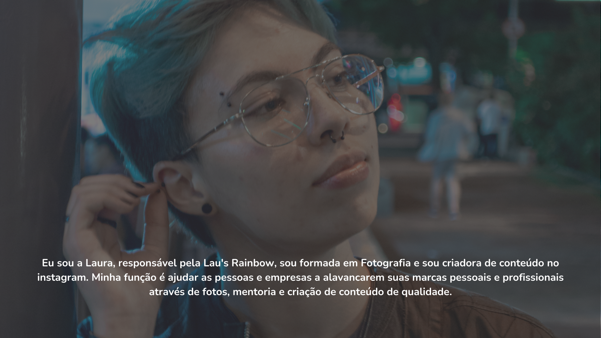 Laura, responsável pela Lau's Rainbow, uma menina de pele branca de cabelos curtos.